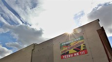 Dobře viditelný billboard proti obnovení těžby uranu v Brzkově. Obec ho nechá... Dobře viditelný billboard proti obnovení těžby uranu v Brzkově. Obec ho nechá...