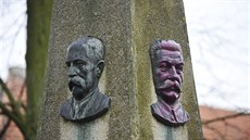 Podobiznu Stalina na pomníku ve Studenci někdo přetřel rudou barvou. Portréty... Podobiznu Stalina na pomníku ve Studenci někdo přetřel rudou barvou. Portréty...
