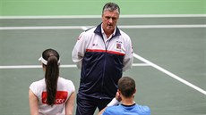 SLOVA KAPITÁNA. Jaroslav Navrátil mluví k Lukái Rosolovi v prbhu Davis Cupu...