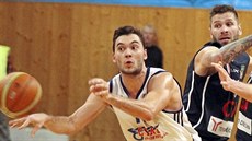 Ostravský rozehrávač Adam Číž proklouzl mezi hráči Děčína Pavlem Bosákem a... Ostravský rozehrávač Adam Číž proklouzl mezi hráči Děčína Pavlem Bosákem a...