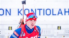Michal lesingr pi nástelu ped sprintem v Kontiolahti