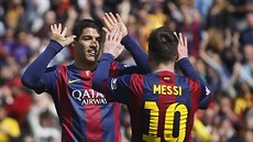 RADOST. Hvzdy Barcelony Lionel Messi a Luis Suárez slaví gól.