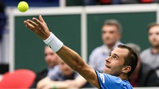 NADHOZ. Lukáš Rosol v daviscupovém utkání v Ostravě. NADHOZ. Lukáš Rosol v daviscupovém utkání v Ostravě.