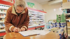 Lidé ve Starém Plzenci podepisují petici na podporu vyhlášení referenda o... Lidé ve Starém Plzenci podepisují petici na podporu vyhlášení referenda o...