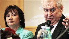 Prezident při debatě s představiteli kraje a se starosty obcí na krajském úřadě... Prezident při debatě s představiteli kraje a se starosty obcí na krajském úřadě...