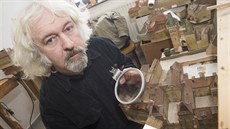 Akademický malíř Jiří Grossmann restauruje sto let starý papírový model Prahy. Akademický malíř Jiří Grossmann restauruje sto let starý papírový model Prahy.
