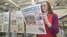 Na snímku drí pracovnice knihovny noviny z ostrova Sachalin na východ Ruska...