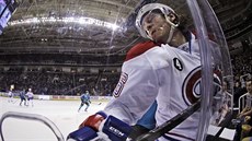 Jeff Petry z Montrealu naráí na mantinel po stetu se soupeem ze San Jose.