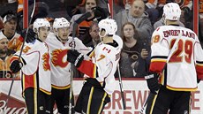Jiří Hudler (druhý zleva) z Calgary se raduje se spoluhráči Johnnym Gaudreauem... Jiří Hudler (druhý zleva) z Calgary se raduje se spoluhráči Johnnym Gaudreauem...