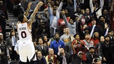 Jeff Teague z Atlanty střílí na koš Houstonu. Jeff Teague z Atlanty střílí na koš Houstonu.