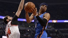 Russell Westbrook (vpravo) z Oklahomy bráněný chicagským Nikolou Miroticem. Russell Westbrook (vpravo) z Oklahomy bráněný chicagským Nikolou Miroticem.