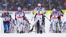 Bci na lyích vyráejí na tra 50 kilometr na mistrovství svta ve Falunu.
