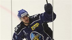 Kladenský hokejista Tomá Horna se raduje z gólu.