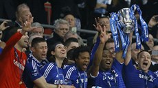 Fotbalisté Chelsea s trofejí pro vítze anglického Ligového poháru.