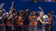 Švýcarská tenistka Timea Bacsinszká se fotí s trofejí pro vítězku turnaje v... Švýcarská tenistka Timea Bacsinszká se fotí s trofejí pro vítězku turnaje v...