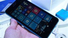 Microsoft Lumia 640 XL na veletrhu MWC v Barcelon