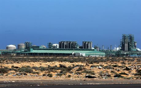 Libyjské ropné pole Ghaní na snímku z bezna 2014