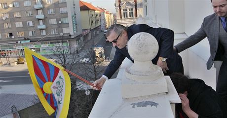 Námstek primátora Opavy Josef Stiborský se spolupracovníky vyvuje tibetskou...