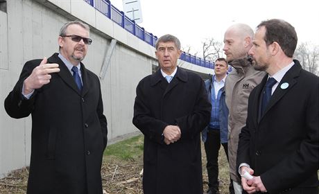 Ministi dopravy Dan ok (vlevo) a financí Andrej Babi (druhý zleva) si...