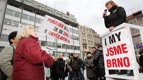 Ani studený vítr a vlezlá zima neodradily ti stovky lidí, aby v podveer...