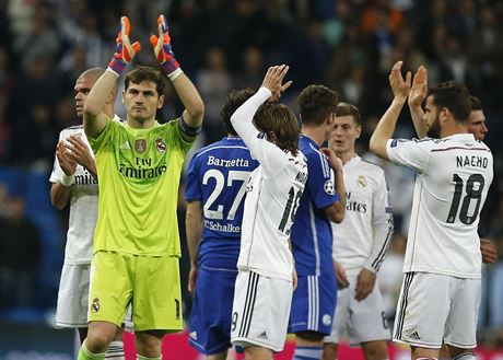 Fotbalisté Realu Madrid ze stedového kruhu tleskají svým fanoukm.