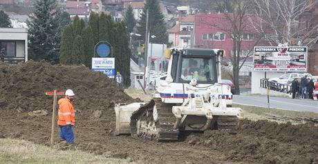 Silniái zaali se stavbou více ne dvoukilometrového úseku peloky silnice...