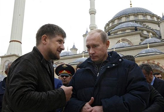 eenský prezident Ramzan Kadyrov s ruským premiérem Putinem v Grozném v roce...