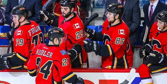 Jií Hudler oslavuje svj gól se spoluhrái z Calgary.