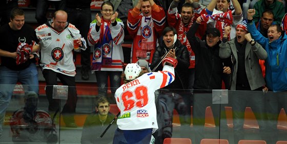 Matj Pekr se raduje z gólu, aplaudují mu tebítí fanouci.
