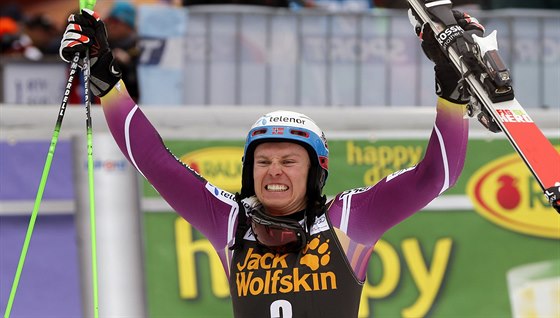 Henrik Kristoffersen si uívá triumf ve slalomu v Kranjské Goe.