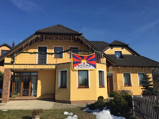 Tibetská vlajka nakonec zavlála na dom nového námstka hejtmana Jiího...
