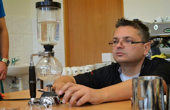Michal Kika pi seizování Vacuum potu, který patí mezi alternativní metody...