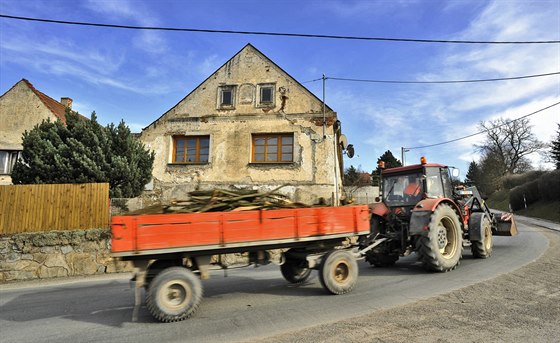 V Raerovicích se asto potkává v esíku zatáek traktor s náklaákem.