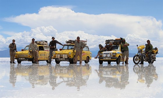 Na fotografii z pedchozí expedice trabant je Zdenk Krátký tetí zleva. Na...