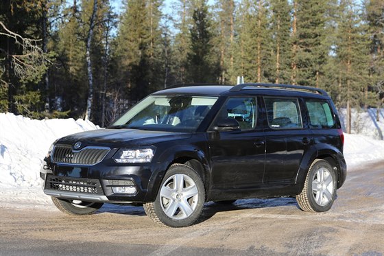 Prototyp nového velkého SUV kody maskovaný za model Yeti pi testování ve Skandinávii.