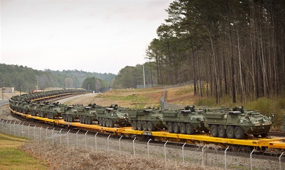 Obrnná vozidla Stryker pi elezniním transportu v USA.