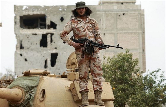 Voják vládních sil v Libyi (14. bezna 2015).