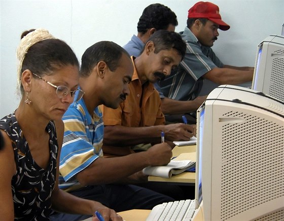 Kubánci letos zaili své první léto on-line. Musí ale poítat z vysokými cenami za pipojení a také kontrolou od státních úad. (ilustraní snímek)