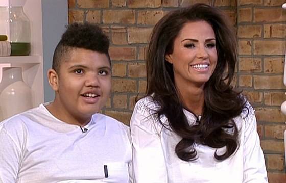 Katie Price vzala syna Harveyho do televize.