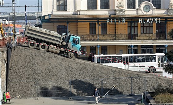 Hlavní vlakové nádraí v Plzni osadily náklaáky a bagry. Zaala tu dalí etapa...