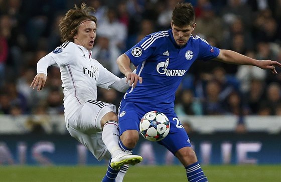 Luka Modric (vlevo) z Realu Madrid v souboji s Klaasem-Janem Huntelaarem ze...