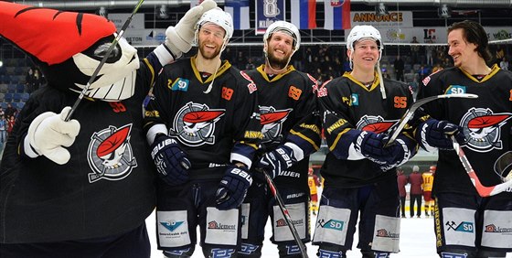 Hokejisté Chomutova (zleva) Vladimír Rika, Nikola Gajovský a Ondej Kae a...