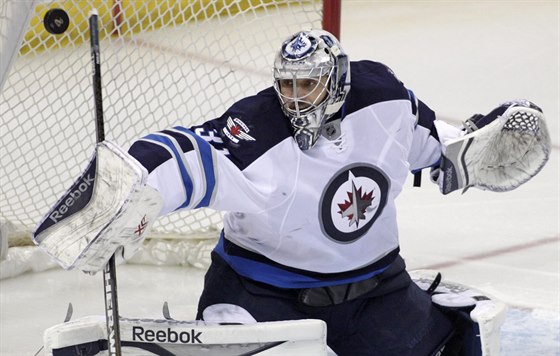 Ondej Pavelec z Winnipegu zasahuje bhem utkání se St. Louis.