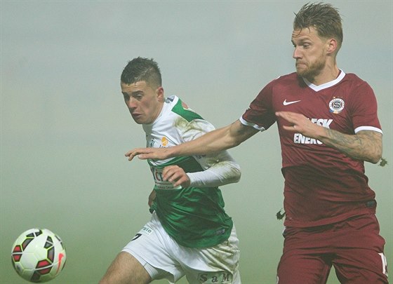 Radoslav Ková (vpravo) ze Sparty bojuje s Nerminem Crnkiem z Jablonce.