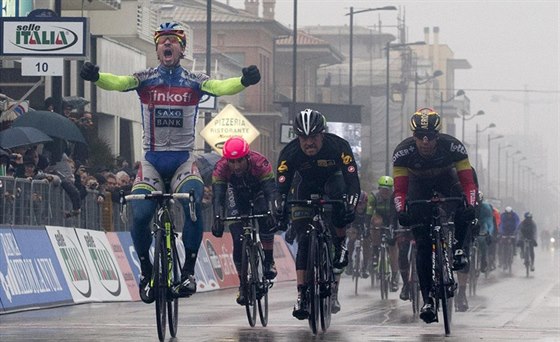 JEDINÉ VÍTZSTVÍ. Takhle Peter Sagan v beznu slavil v cíli esté etapy Tirreno-Adriatico zatím jediný etapový triumf v dresu stáje Tinkoff-Saxo.