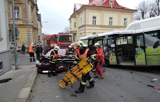 Nehoda autobusu a osobního automobilu v Jablonci nad Nisou.