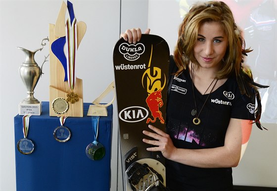 Snowboardistka Ester Ledecká se svými trofejemi ze sezony 2014//2015, jim...