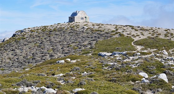 Na vrcholu Miramundos (2077 m) stojí voln pístupná kamenná útulna.