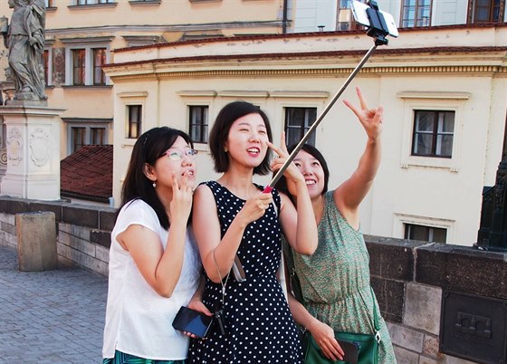 Stále víc turist vyuívá na svých cestách tyku na selfie.