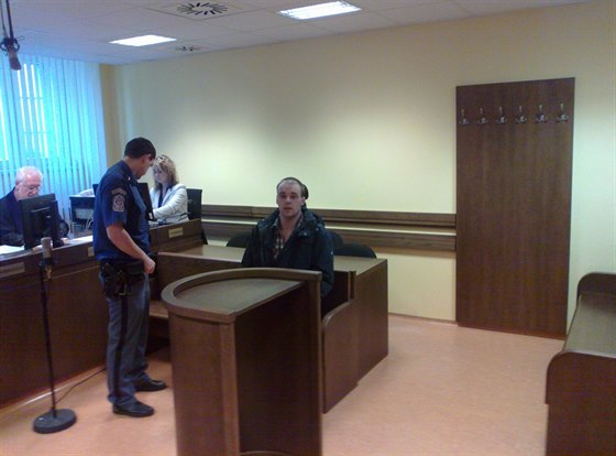 Obalovaný Richard mída u Krajského soudu v Hradci Králové (16.3.2015).